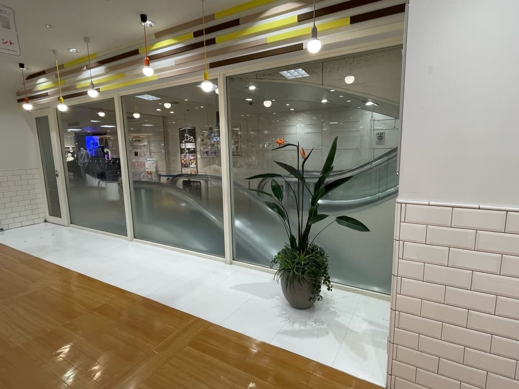 2階 パブリックスペース【物販・PR】昇りエスカレーターサイド、人気のコンパクトスペース ファッション・雑貨のポップアップに最適2