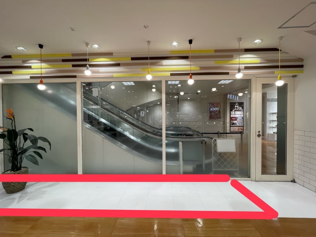 2階 パブリックスペース【物販・PR】降りエスカレーターサイド、人気のコンパクトスペース ファッション・雑貨のポップアップに最適