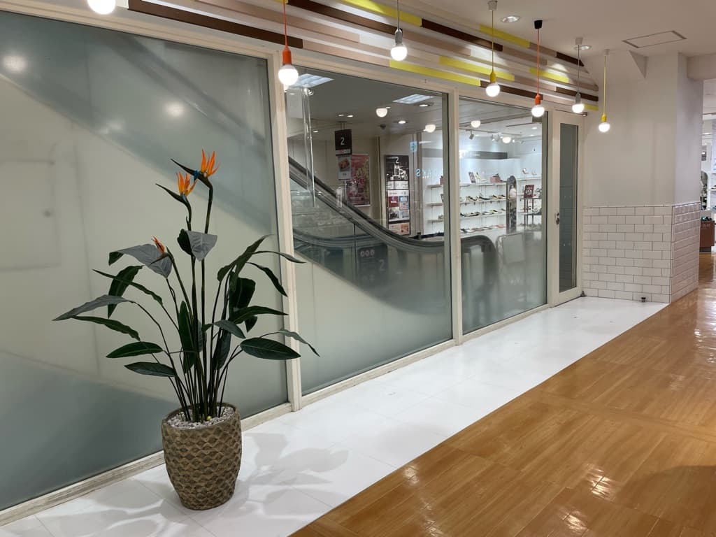 2階 パブリックスペース【物販・PR】降りエスカレーターサイド、人気のコンパクトスペース ファッション・雑貨のポップアップに最適2