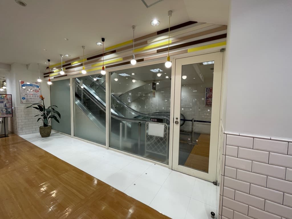 2階 パブリックスペース【物販・PR】降りエスカレーターサイド、人気のコンパクトスペース ファッション・雑貨のポップアップに最適1