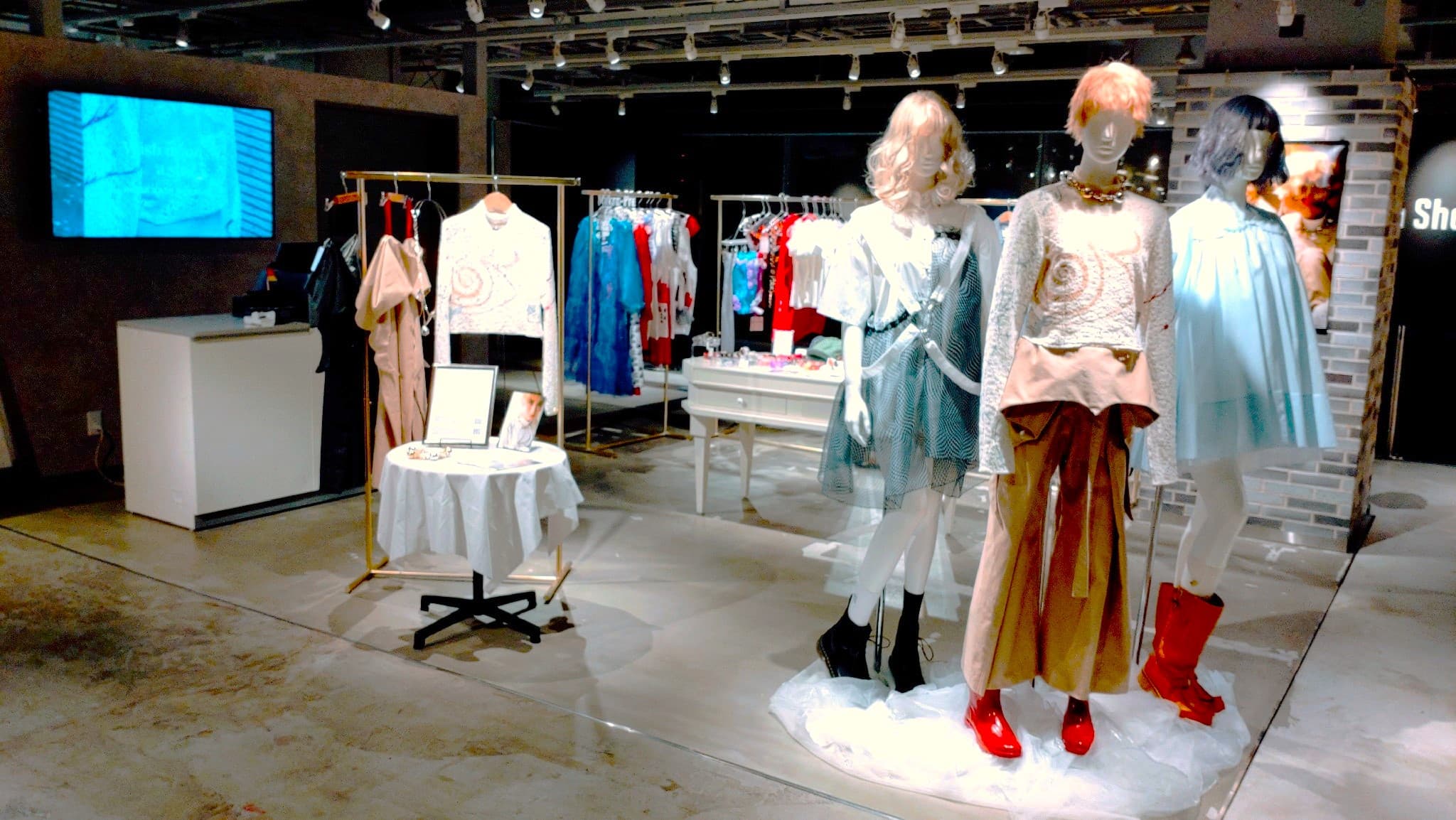 4階カレンダリウムD02【物販】上りエスカレーターすぐ、什器や専用モニター完備