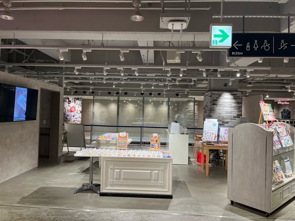 4階カレンダリウムD02【物販】上りエスカレーターすぐ、什器や専用モニター完備1