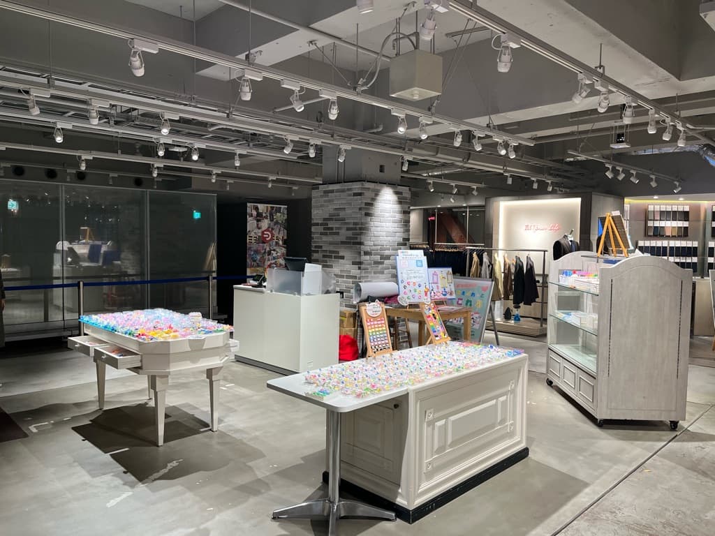 4階カレンダリウムD02【物販】上りエスカレーターすぐ、什器や専用モニター完備2