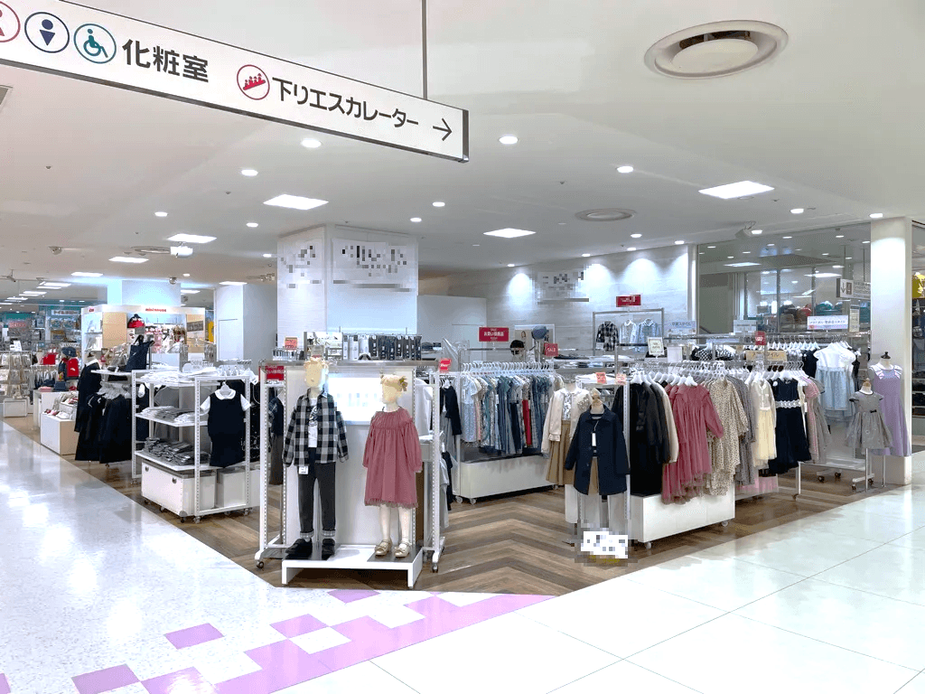 5階 カレンダリウムD06 【物販】下りエスカレーター近く幅広い客層が訪れるフロア、バラエティ雑貨に最適