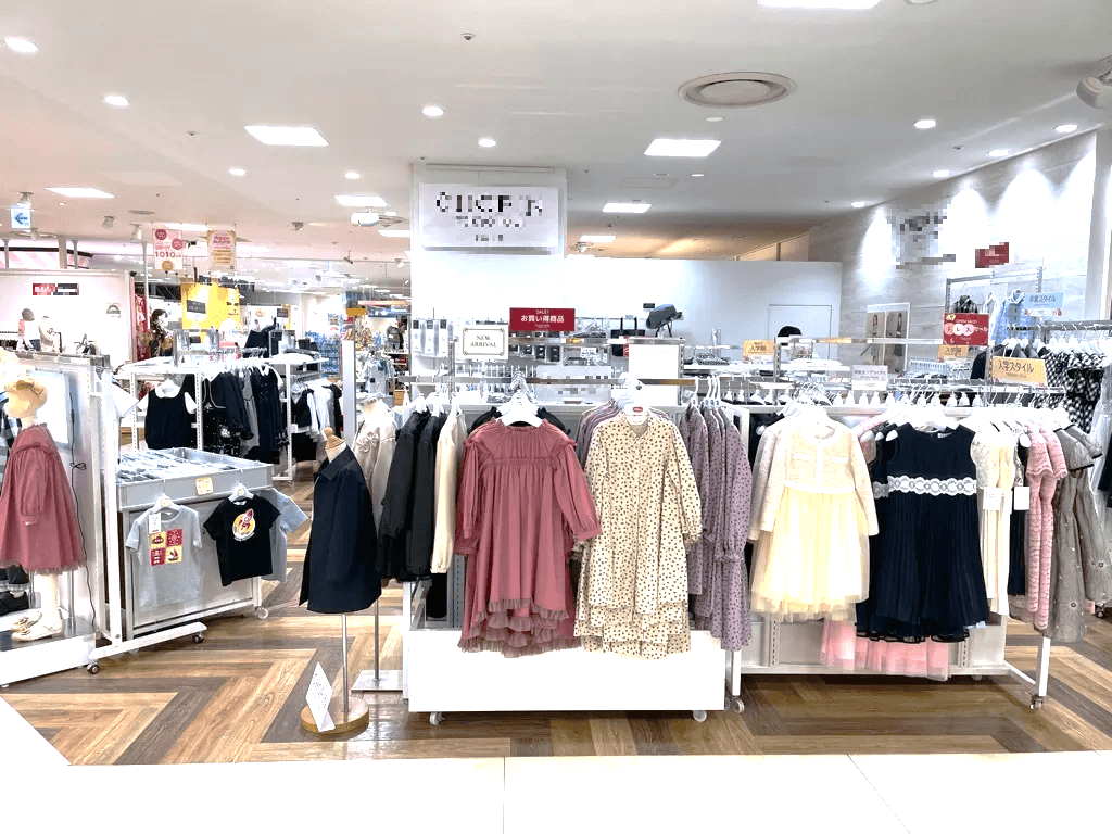 5階 カレンダリウムD06 【物販】下りエスカレーター近く幅広い客層が訪れるフロア、バラエティ雑貨に最適1