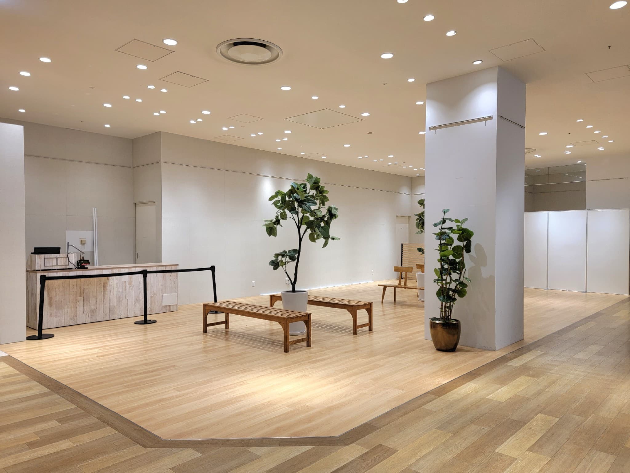 2階 カレンダリウムD08【物販・展示】白を基調とした区画です。アパート・雑貨・展示会などにおすすめです。1