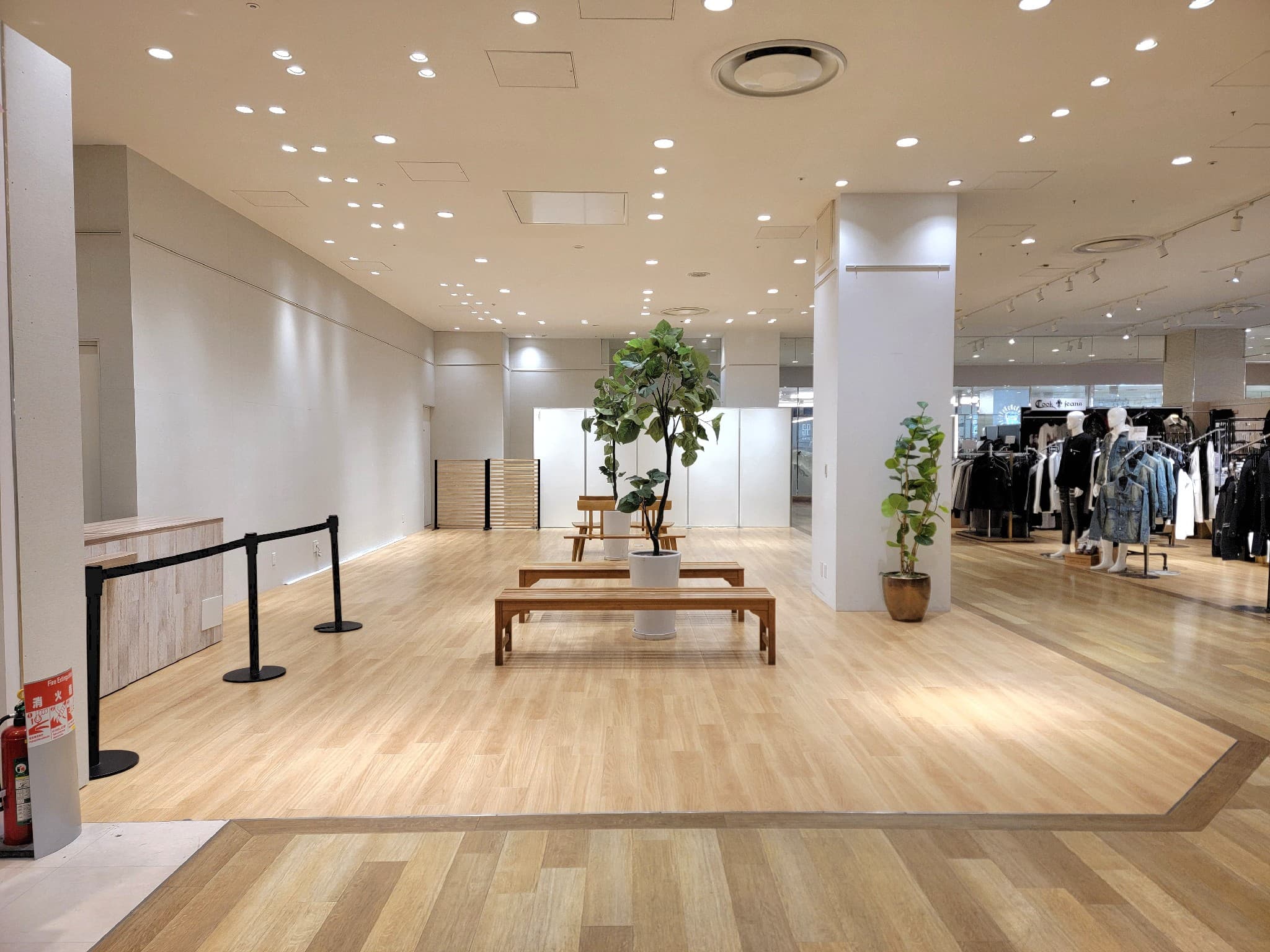 2階 カレンダリウムD08【物販・展示】白を基調とした区画です。アパート・雑貨・展示会などにおすすめです。