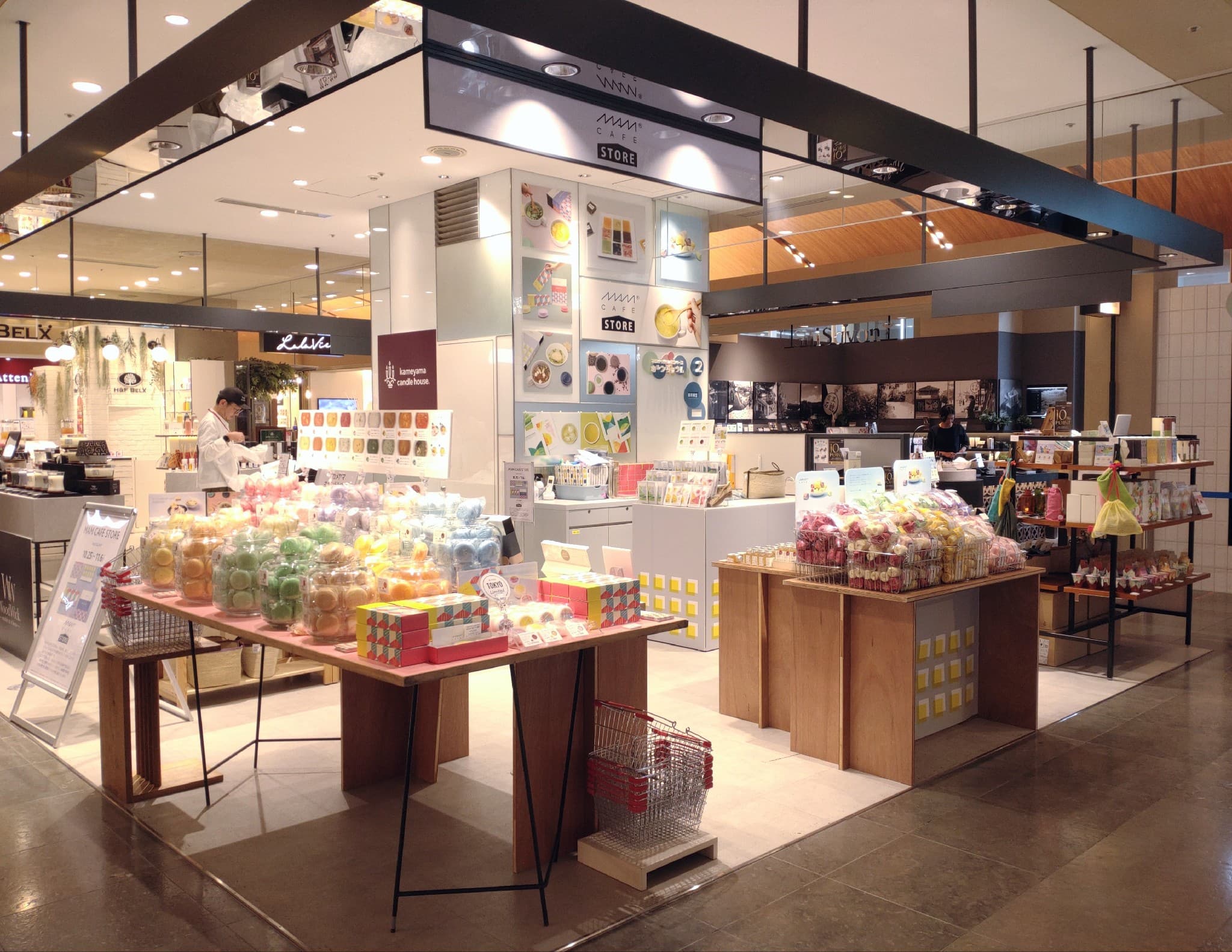 1階 カレンダリウムF01【物販・PR】1階入口正面、入店客数も多く、可視性や人通りも抜群のスペース