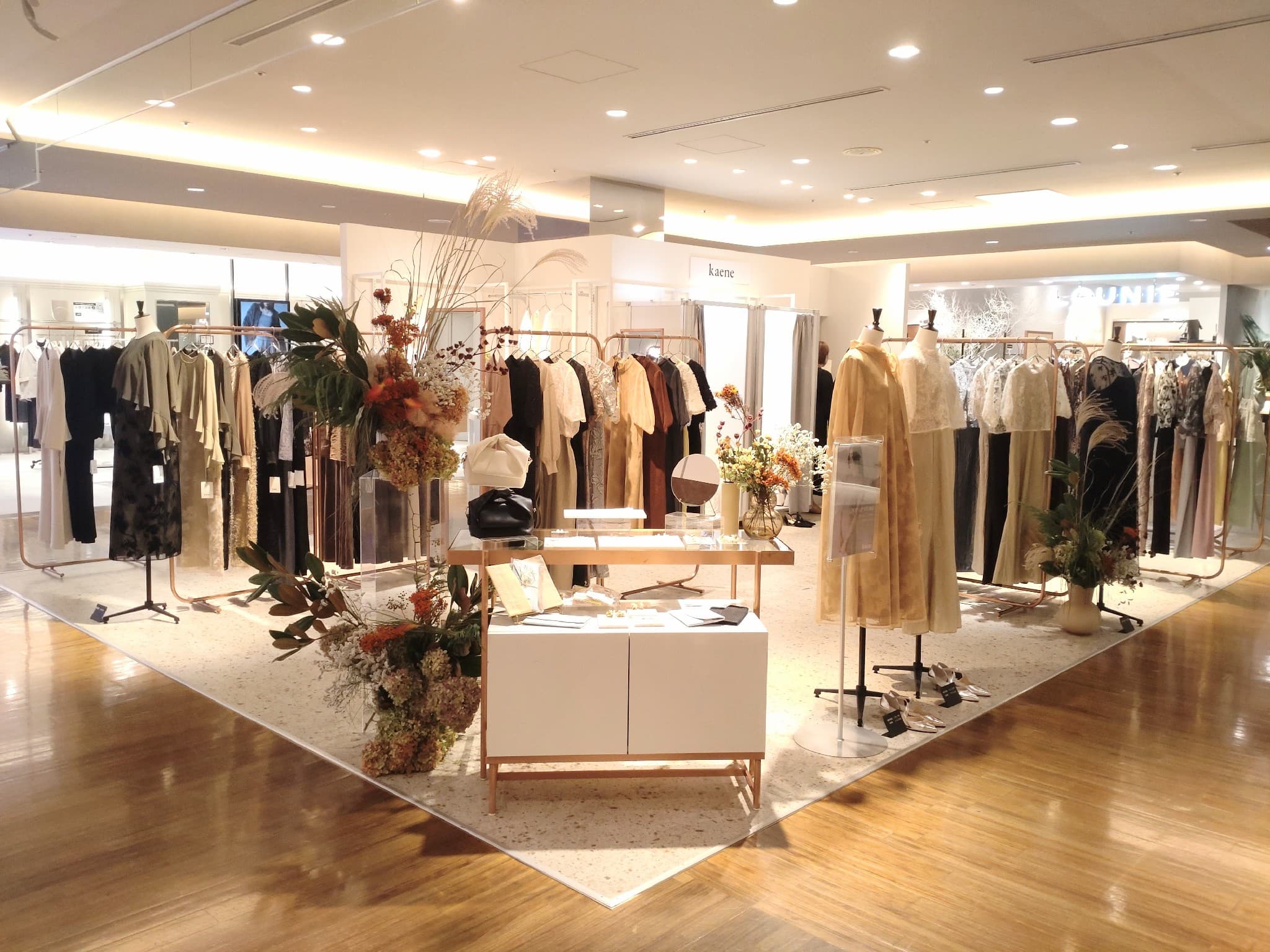 4階 カレンダリウムD12【物販・PR】上りエスカレーター正面、売場内ストック完備。壁はガラス棚に変更可