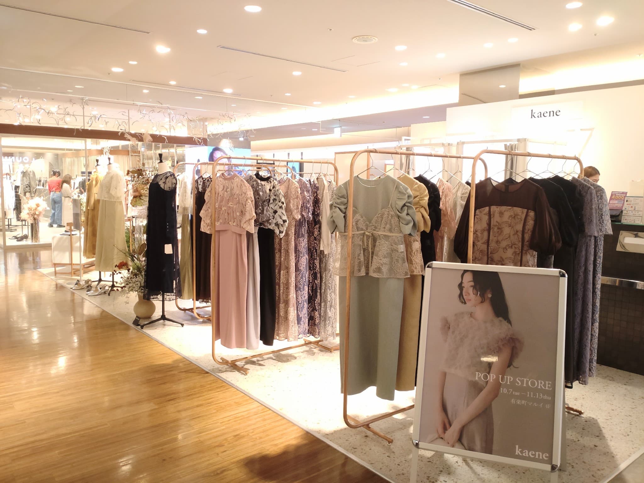 4階 カレンダリウムD12【物販・PR】上りエスカレーター正面、売場内ストック完備。壁はガラス棚に変更可2