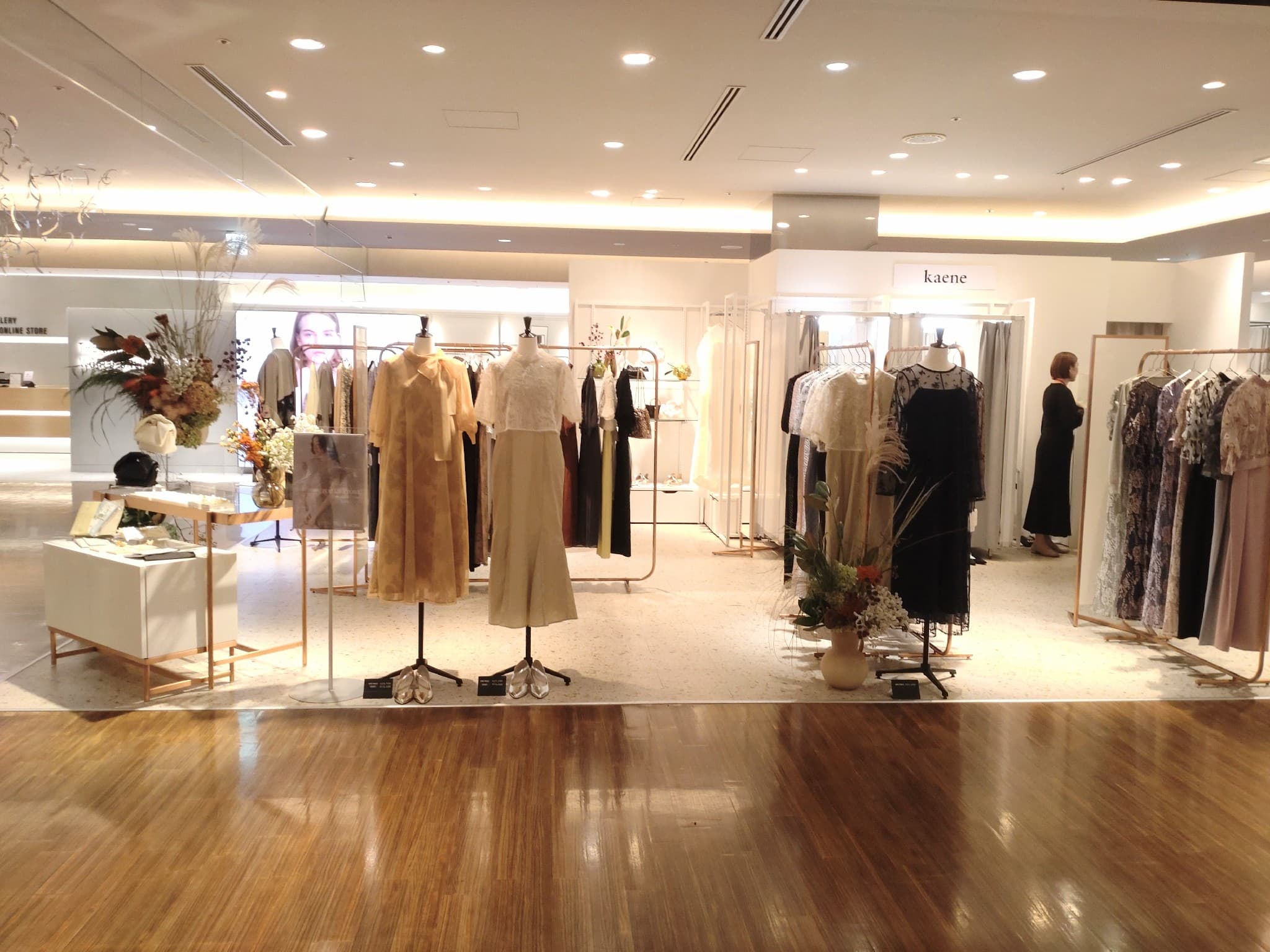 4階 カレンダリウムD12【物販・PR】上りエスカレーター正面、売場内ストック完備。壁はガラス棚に変更可1