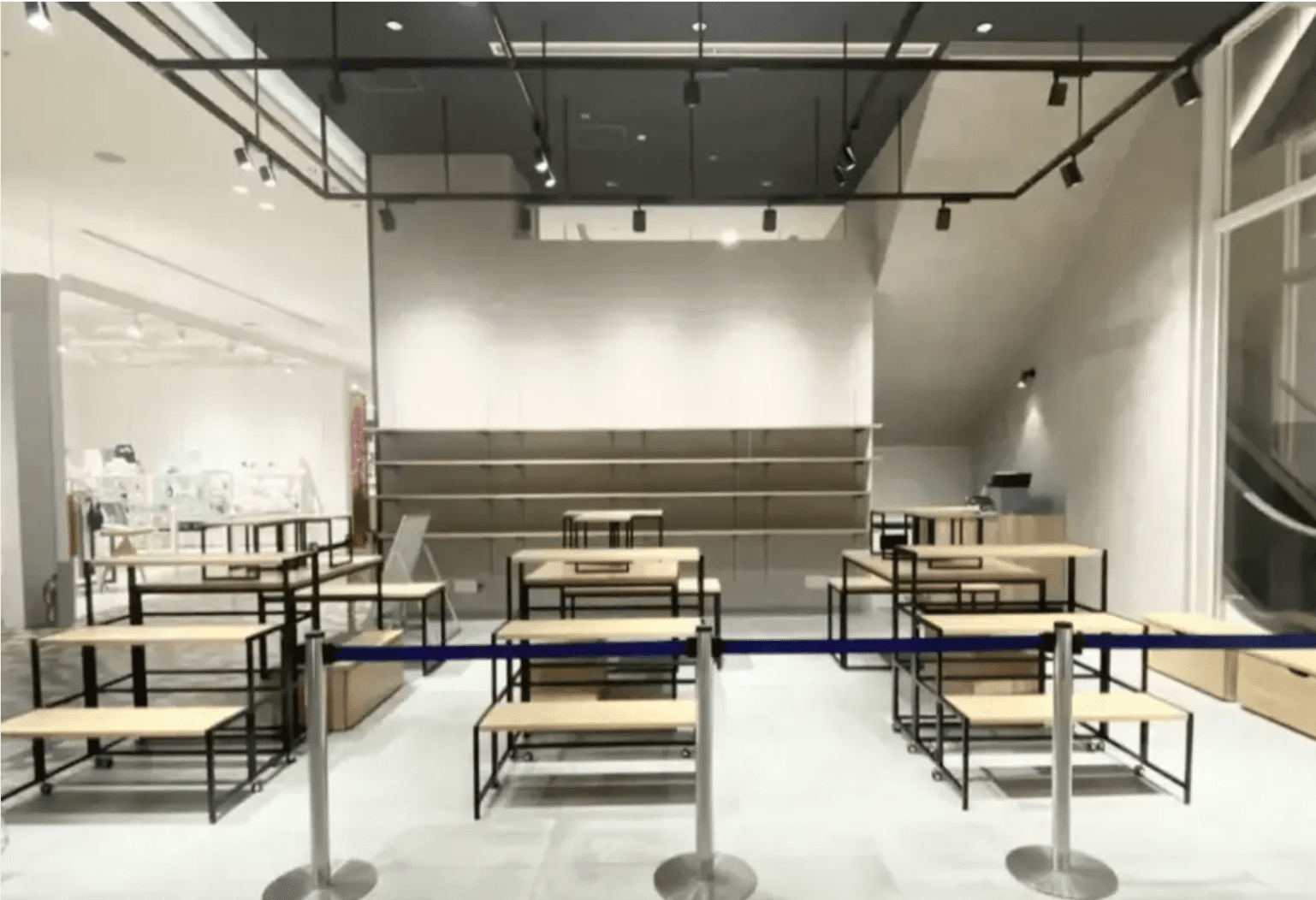 B1階 カレンダリウムF06【食物販】エスカレーター横、冷蔵ケース、冷蔵ストッカー完備スペース1