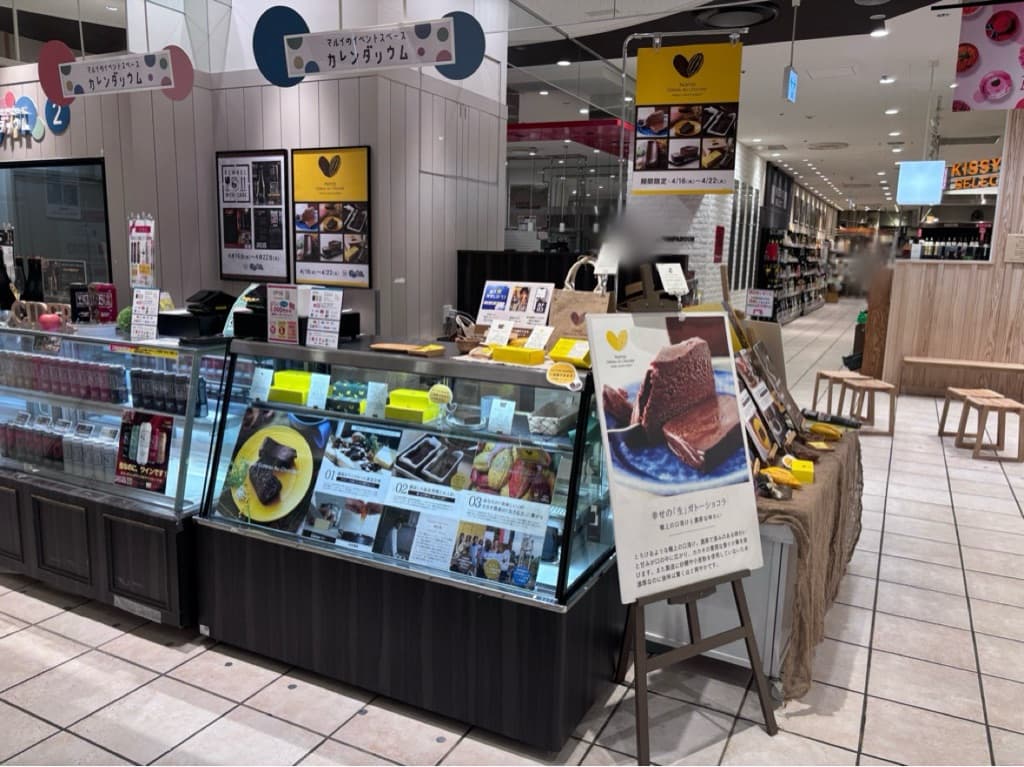 正面に冷蔵斜面ケース1台が備え付け、L字で平台1台を設置し使用いただく区画です。