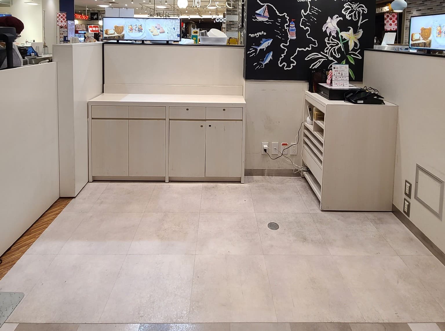 棚、レジ台は取外しできません