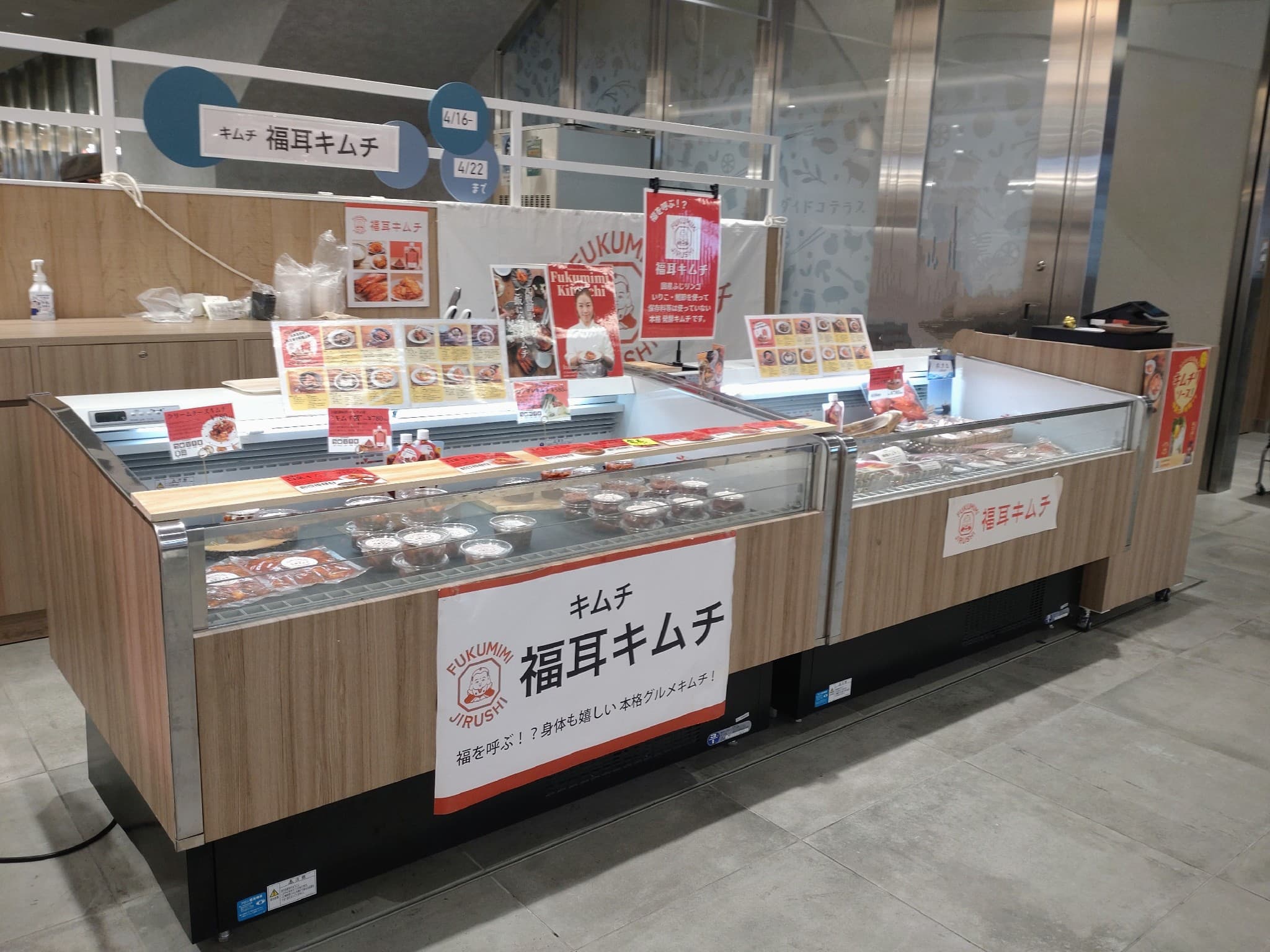 B1階 カレンダリウムF05【食物販・調理行為可能】下りエスカレーター横の好立地。什器完備。共同厨房で調理可能なので、揚げ物やお惣菜、お弁当などのポップアップに最適なスペースです。1