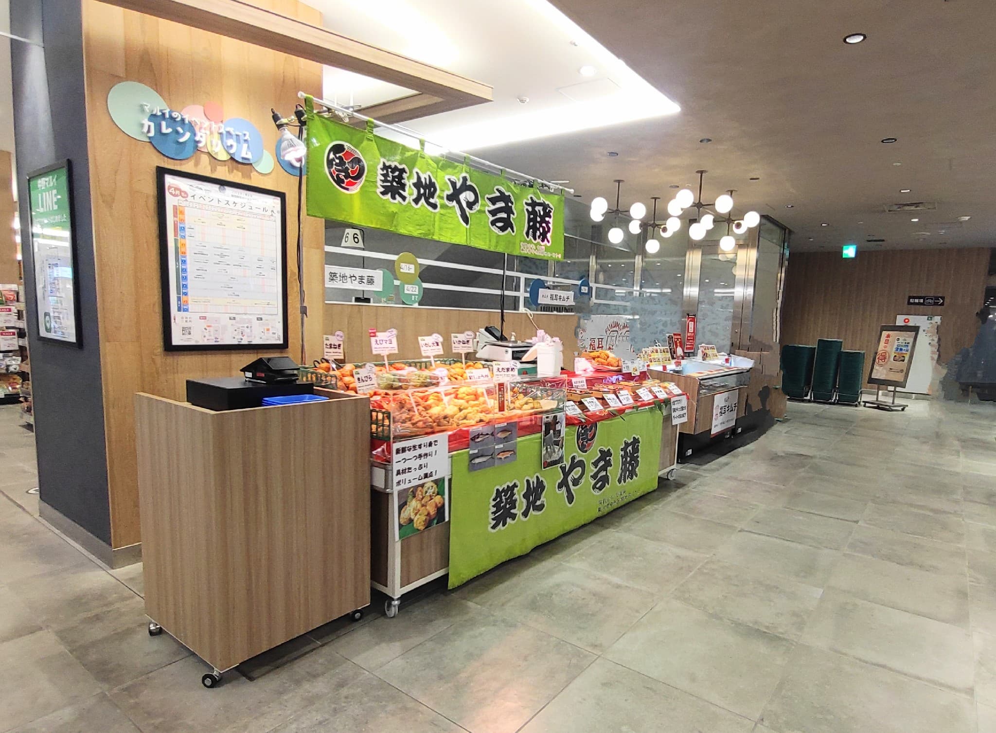 B1階 カレンダリウムF06【食物販・調理行為可能】下りエスカレーター横の好立地。什器完備。共同厨房で調理可能なので、揚げ物やお惣菜、お弁当などのポップアップに最適なスペースです。2