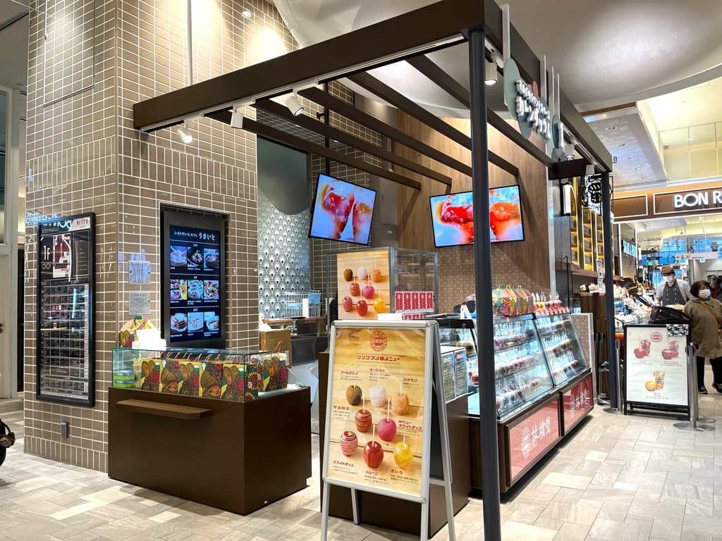 吊り下げ式のデジタルサイネージが2画面ございます。