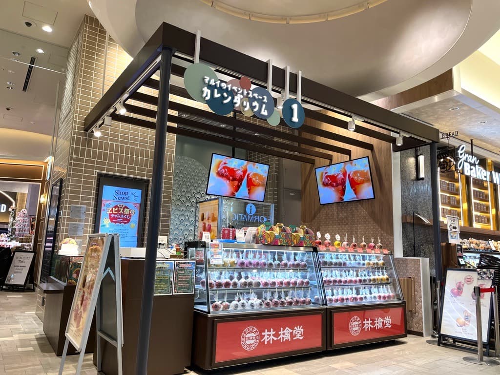 博多駅前広場に面した入り口目の前の好立地です。