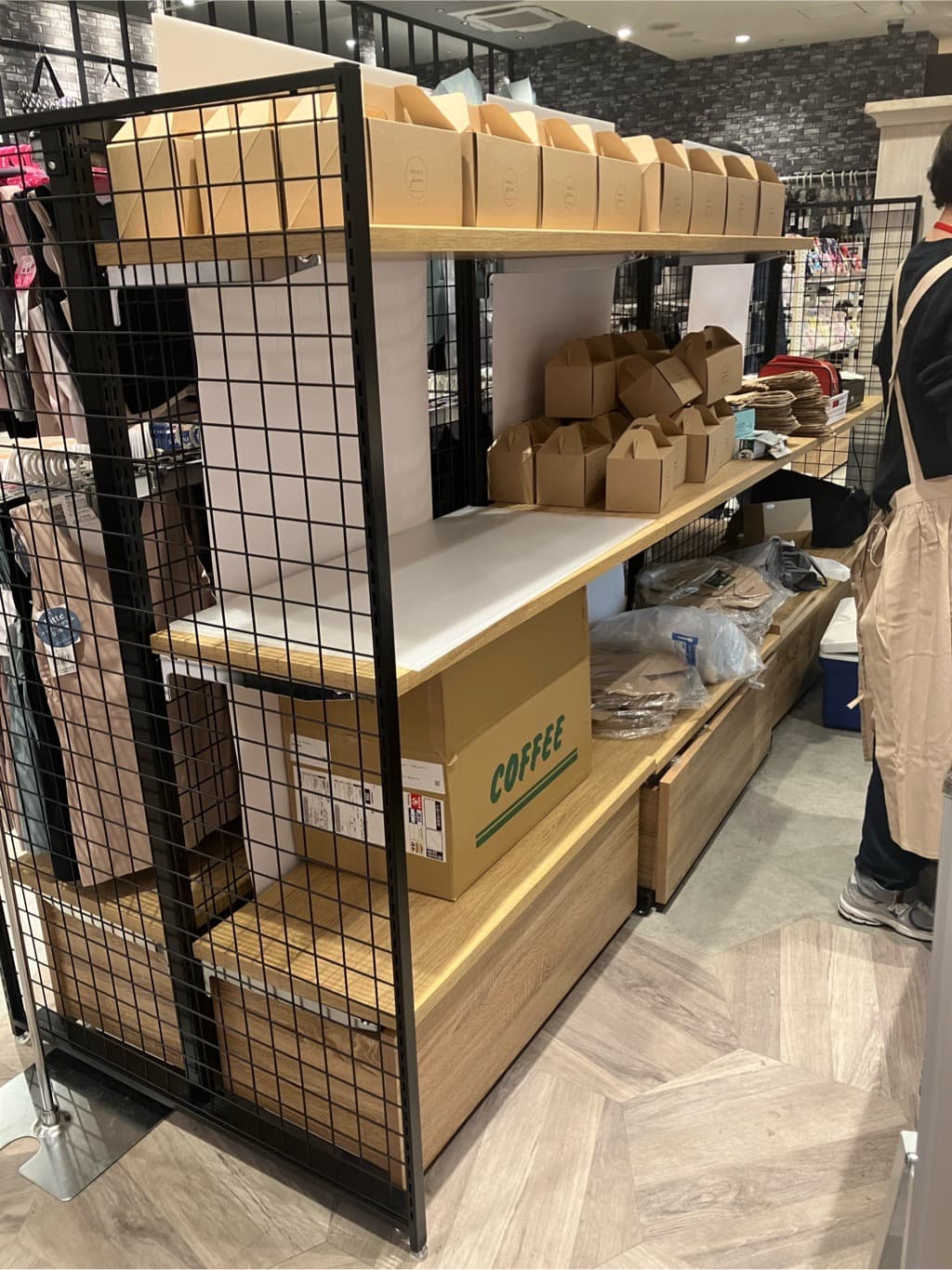 備え付きの棚、収納ボックスあり
