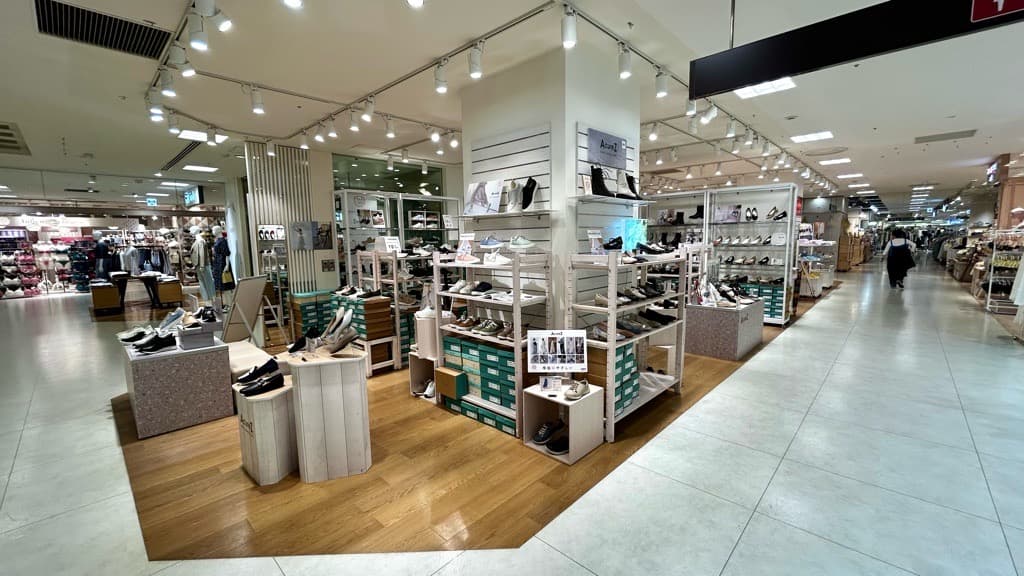 4階 カレンダリウムD09【物販・PRイベント】エスカレーターと隣接(下り側)、ファッション・雑貨ブランドに囲まれた区画