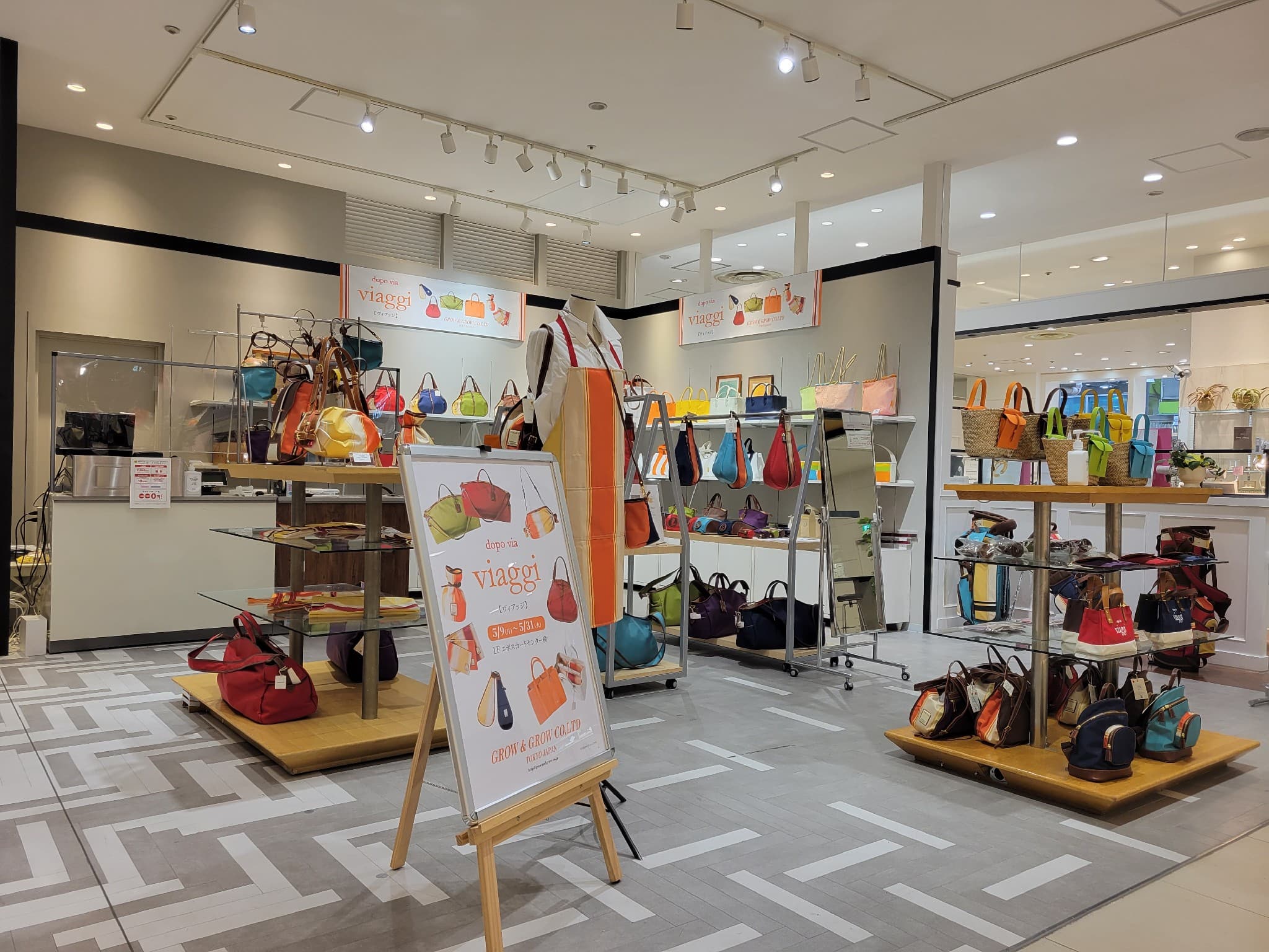 スペース正面から左側