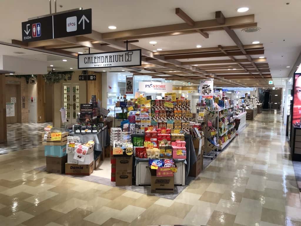 3階 カレンダリウムD08【食物販・物販】エスカレーター正面、備え付什器・ストックありのスペース