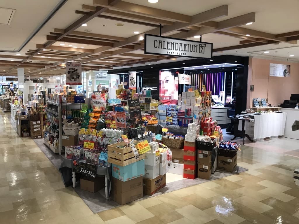 3階 カレンダリウムD08【食物販・物販】エスカレーター正面、備え付什器・ストックありのスペース1