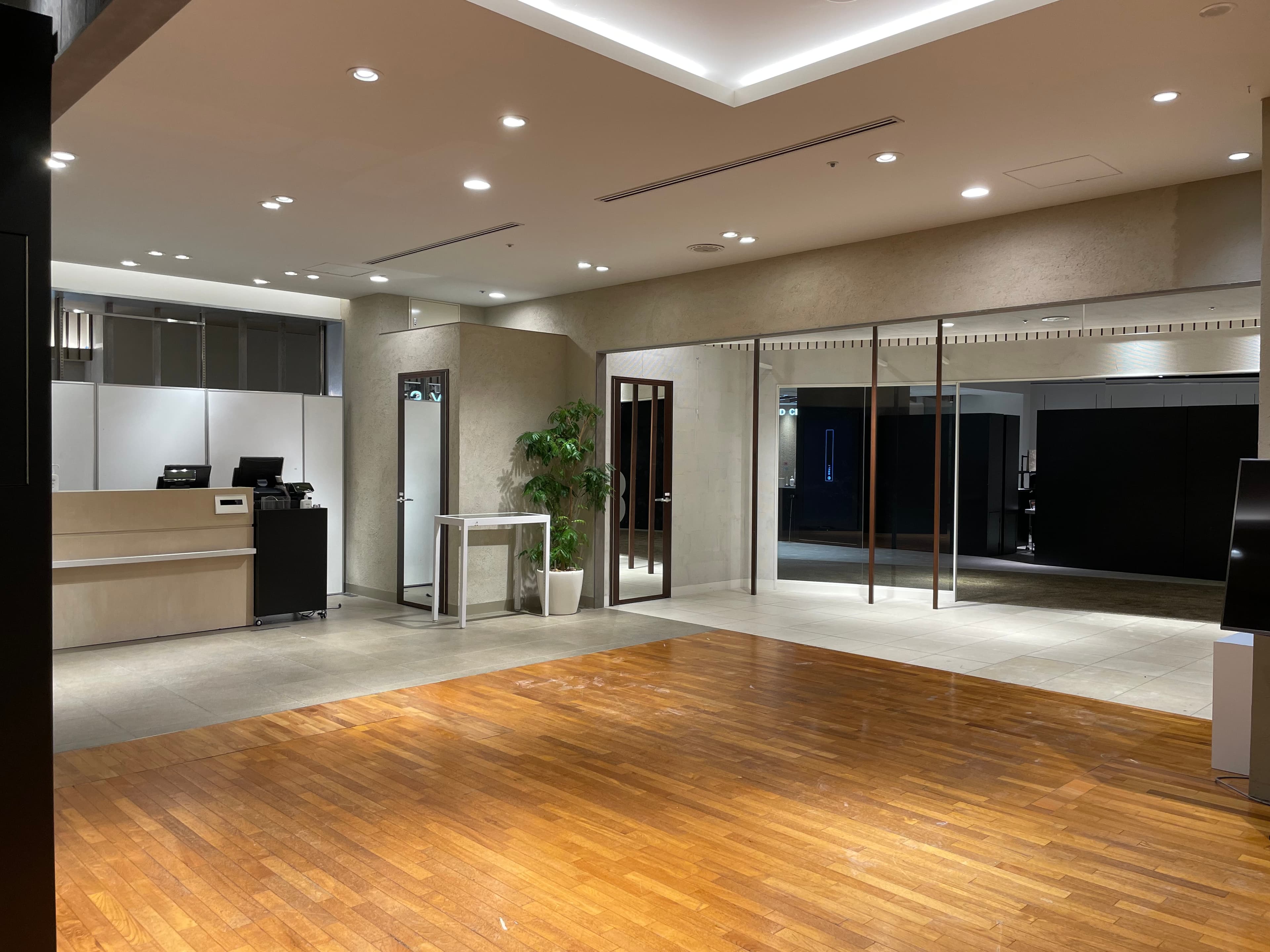 商品を陳列する前の状態。広々としたスペースです。新商品や新サービスのPRや体験イベント、グッズ販売イベントなどに向いてます。