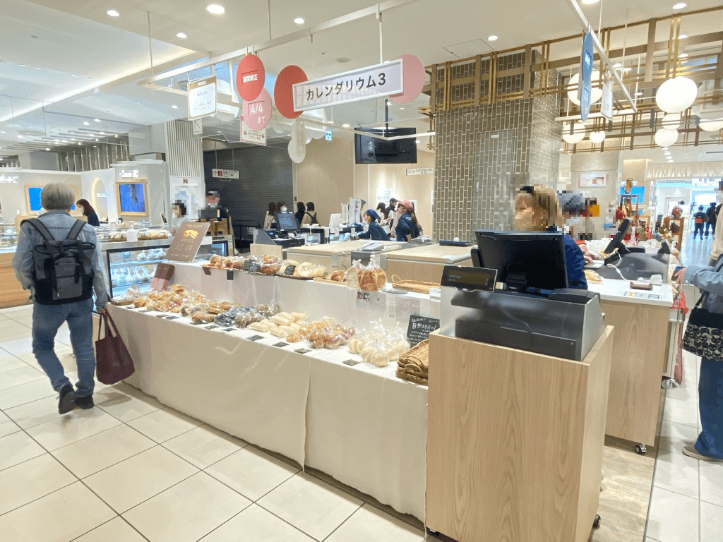 2階 カレンダリウムF13【食物販・物産展】店内入って正面、什器完備の好立地スペース2