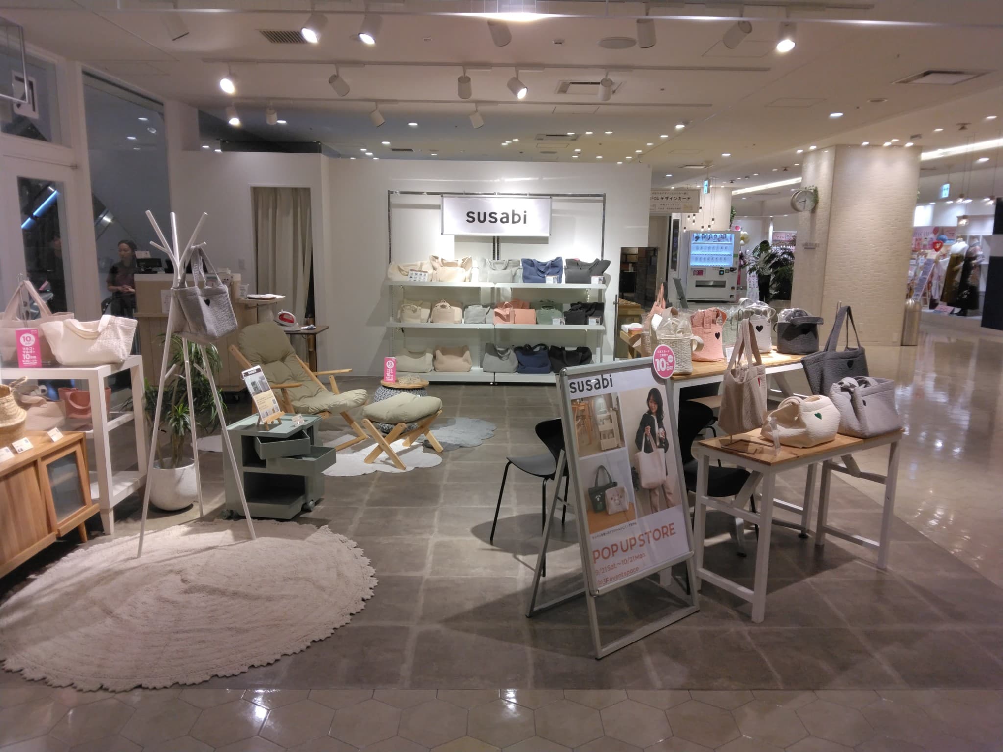 開口部が明るく、照明も明るいです。