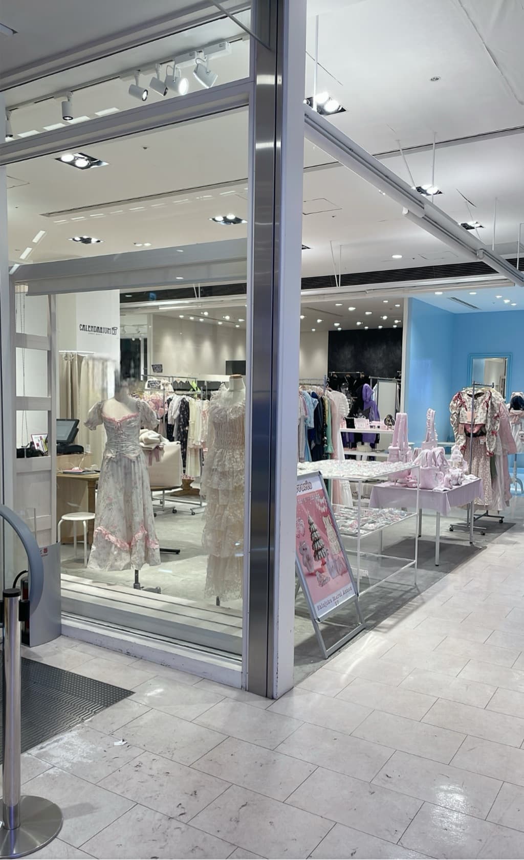 上りエスカレータ横の区画で目に留まります