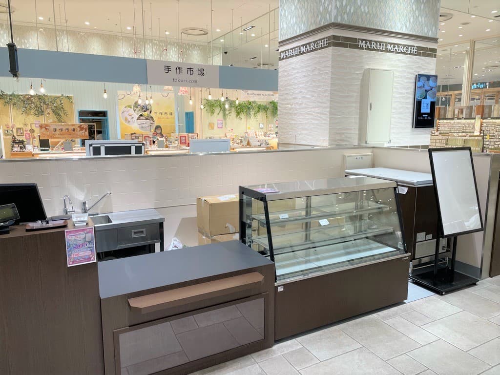 冷蔵ショーケース、チェストフリーザー備え付けです