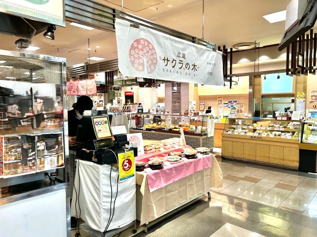 暖簾(防炎加工必須)を付けることが可能です。